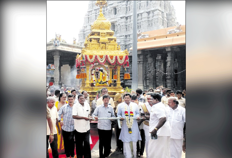 அருணாசலேஸ்வரர் கோவிலில் சீரமைக்கப்பட்ட தங்கத் தேர் வெள்ளோட்டம் கலெக்டர் தேர் இழுத்தார்