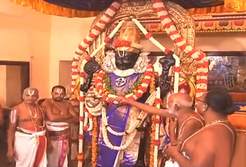காஞ்சீபுரத்தில் இன்று முதல் அத்திவரதர் நின்ற கோலத்தில் காட்சி 201908010533478461_The-scene-of-Kanjipuram-the-first-Athivaradhar-standing-in_SECVPF