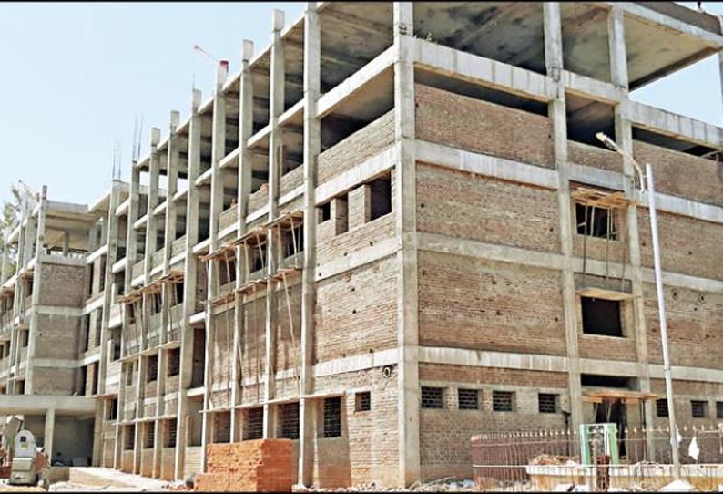 தேனி அரசு மருத்துவக்கல்லூரி மருத்துவமனையில், ரூ.12 கோடியில் 250 படுக்கைகளுடன் கூடுதல் பிரசவ வார்டு கட்டிடம் - கட்டுமான பணிகள் தீவிரம்