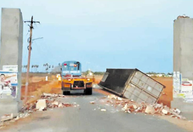 ஓட்டப்பிடாரம் அருகே கன்டெய்னர் லாரி மோதி தானாதிபதி தோரணவாயில் சேதம்