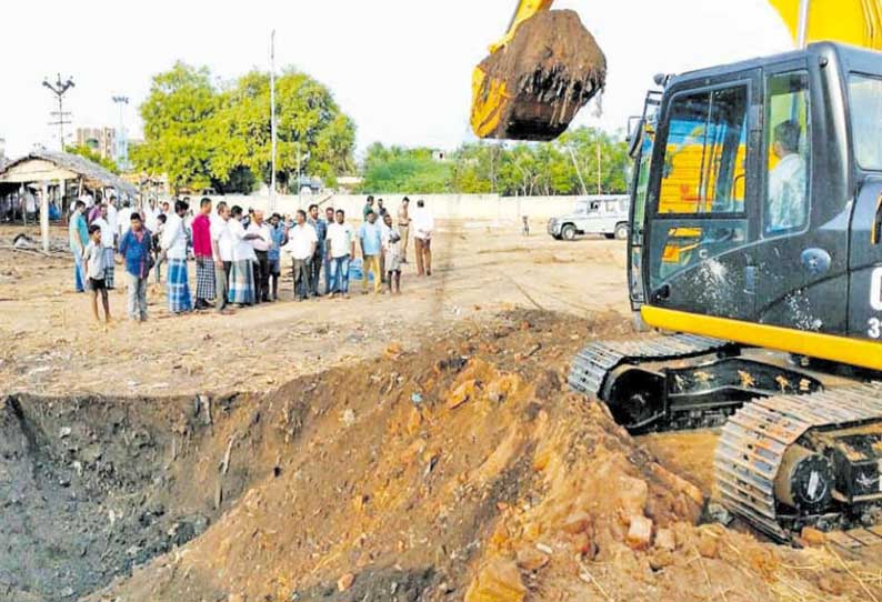 திருப்புவனத்தில் வாரச்சந்தையாக மாறிய ஊருணியை மீட்டு தூர்வாரிய வருவாய்த்துறையினர்