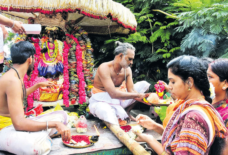 கோவில் தெப்பக்குளக்கரைகளில்  ஆடிப்பெருக்கு விழா வழிபாடு பெண்கள் புதுமஞ்சள் கயிறுகளை கட்டிக் கொண்டனர்