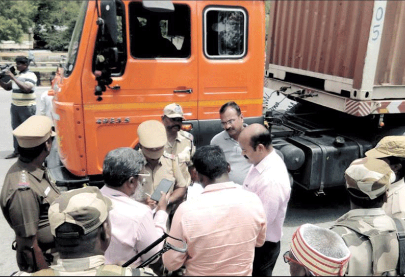 பள்ளிகொண்டா சுங்கச்சாவடி அருகே பல கோடி ரூபாயுடன் சென்ற கன்டெய்னர் லாரி மீது உரசிய தனியார் பஸ்