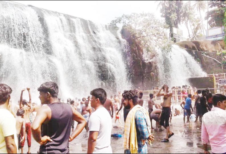 குமரி மாவட்டத்தில் சாரல் மழை: திற்பரப்பு அருவியில் தண்ணீர் ஆர்ப்பரித்து கொட்டுகிறது