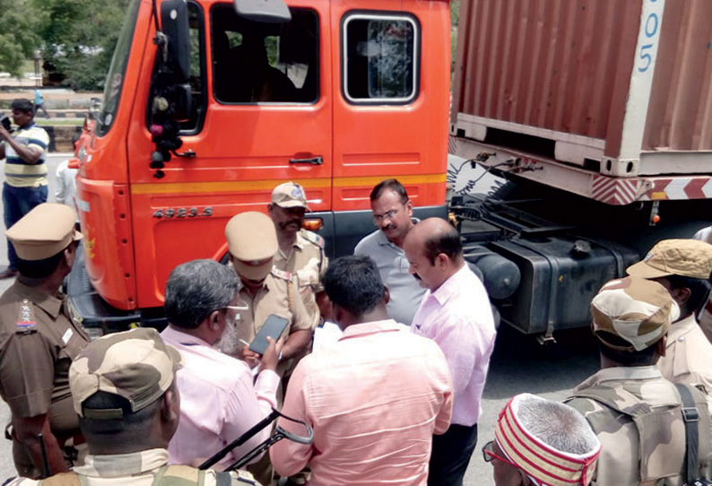 வேலூர் நாடாளுமன்ற தொகுதியில் பல கோடி ரூபாயுடன் சிக்கிய கன்டெய்னர் லாரி கலெக்டர் நேரில் ஆய்வு