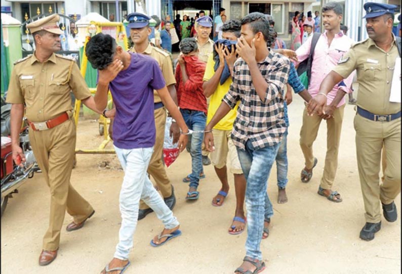 ஓடும் ரெயிலில் வழிப்பறி செய்தவர்களை பிடிக்க முயன்ற வாலிபர் சாவு - கல்லூரி மாணவர்கள் உள்பட 6 பேர் கைது