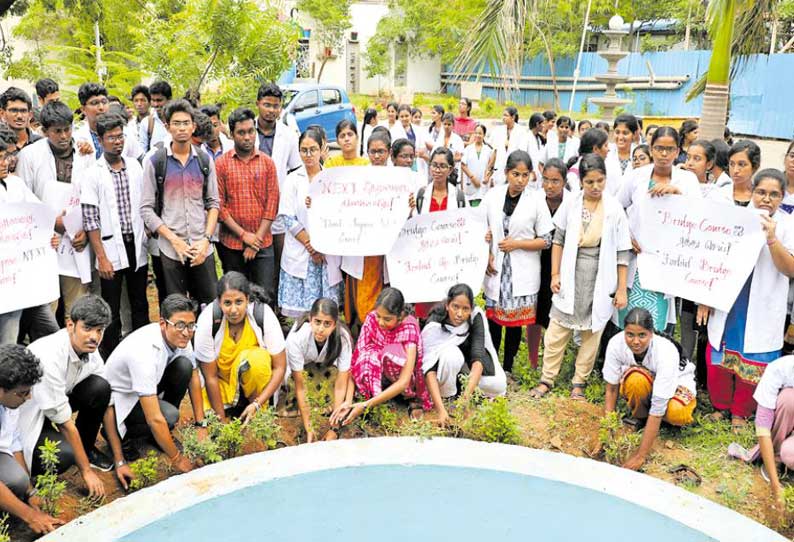 சென்னை மருத்துவ கல்லூரியில் மரம் நட்டு மாணவர்கள் நூதன போராட்டம்