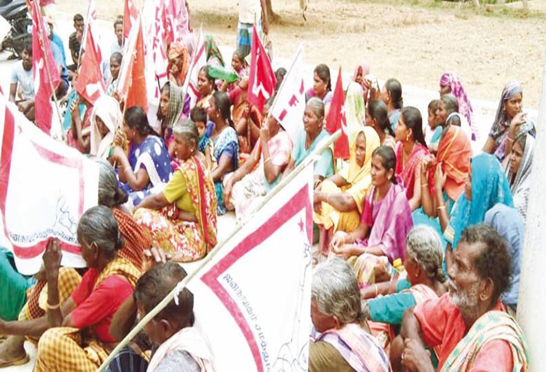 சாக்கடை கழிவுநீர் தேங்குவதை கண்டித்து பள்ளபாளையம் பேரூராட்சி அலுவலகம் முற்றுகை; பெருந்துறை அருகே பரபரப்பு