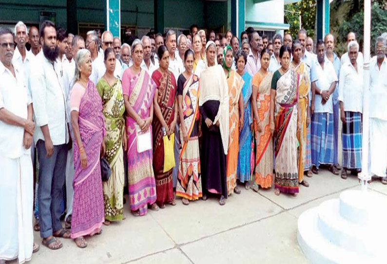 வீட்டு வரி, குடிநீர் கட்டணம் உயர்வை ரத்து செய்ய கோரி நகராட்சி அலுவலகத்தில் மனு கொடுக்க திரண்டு வந்த பொதுமக்கள்