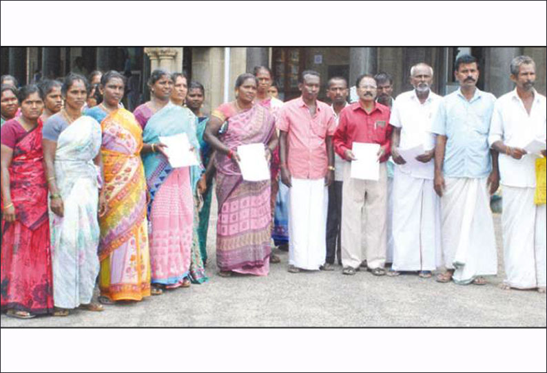 பள்ளி ஆசிரியர்களுக்கு எதிராக ஆர்ப்பாட்டம் நடத்துபவர்கள் மீது, நடவடிக்கை எடுக்க கோரி மனு: மக்கள் குறைதீர்க்கும் நாள் கூட்டத்தில் அளித்தனர்