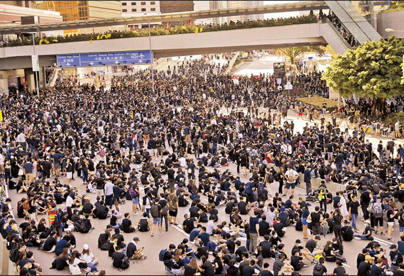 ஹாங்காங் போராட்டத்தால் விமான சேவை முடக்கம் - 230 விமானங்கள் ரத்து செய்யப்பட்டன 201908060140273026_Airline-shutdown-by-Hong-Kong-protests--230-flights_SECVPF