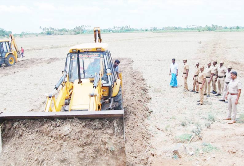 இரட்டை கொலைக்கு காரணமாக இருந்த முதலைப்பட்டி ஏரியில் போலீஸ் பாதுகாப்புடன் ஆக்கிரமிப்புகள் அகற்றம்