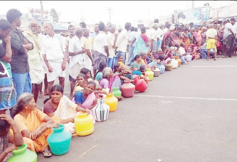 சீராக குடிநீர் வழங்க கோரி காலிக்குடங்களுடன் பொதுமக்கள் சாலை மறியல் போக்குவரத்து பாதிப்பு