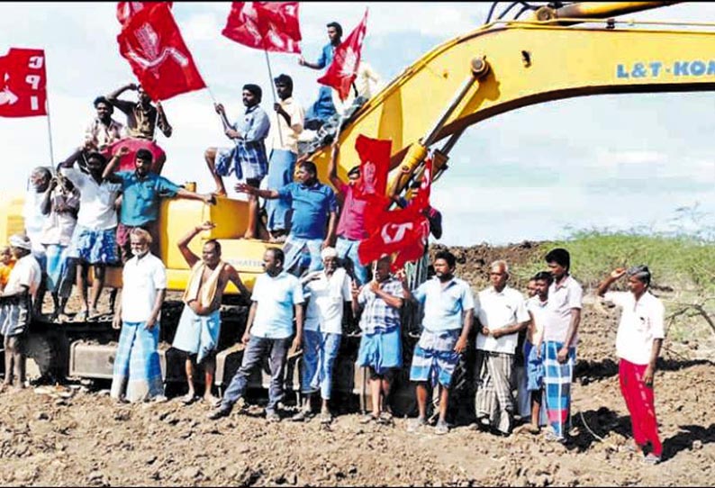 கோவில்பட்டி அருகே, கண்மாயில் அதிக ஆழத்துக்கு சரள் மண் அள்ள எதிர்ப்பு - பொக்லைன் எந்திரங்கள் சிறைபிடிப்பு