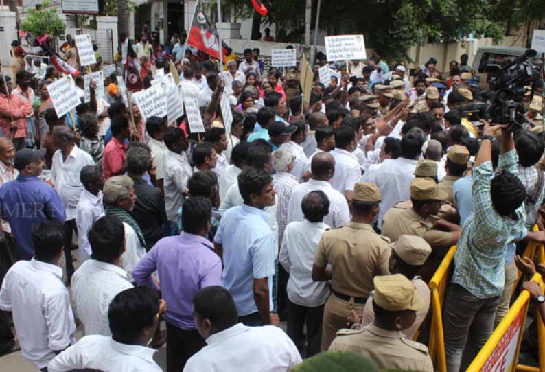 தென்சென்னை வடக்கு மாவட்ட செயலாளர் சத்யாவை கட்சி பொறுப்பில் இருந்து நீக்க கோரி அதிமுகவினர் போராட்டம்