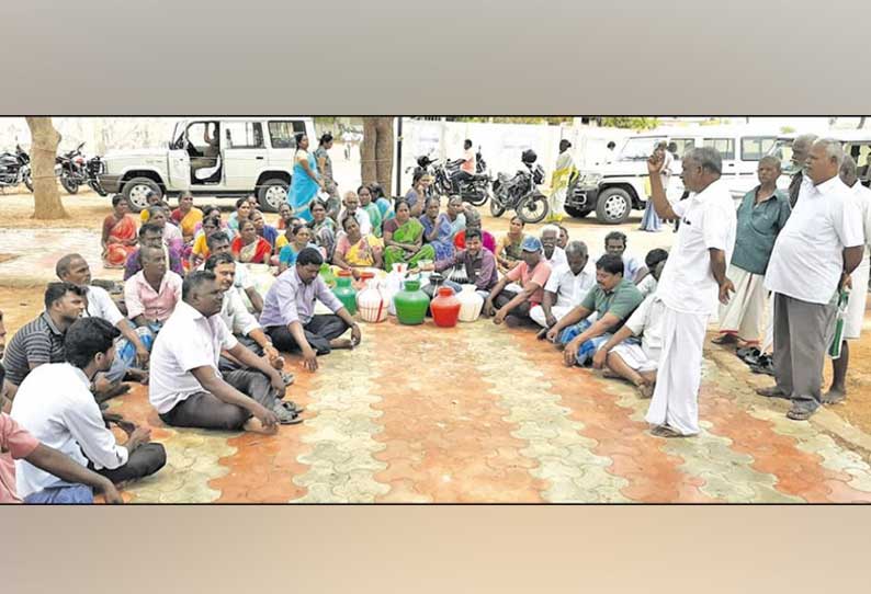 ஓட்டப்பிடாரம் தாலுகா அலுவலகம் முன்பு முப்பிலிவெட்டி கிராம மக்கள் காத்திருப்பு போராட்டம் சீரான குடிநீர் வழங்க கோரிக்கை