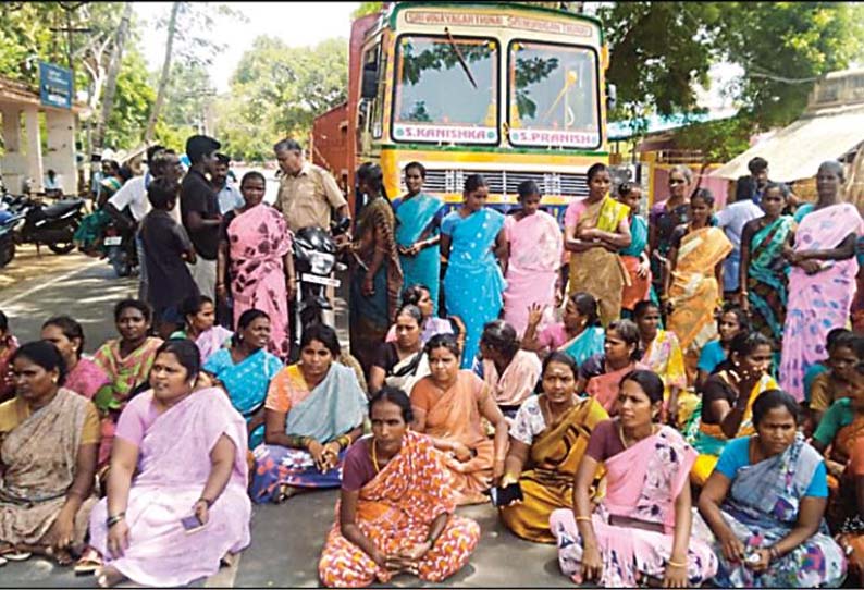 ஸ்ரீமுஷ்ணம், பாளையத்து மாரியம்மன் கோவிலில் 3 பவுன் நகை மாயம் - பூசாரி திருடிச்சென்று விட்டதாக கூறி பொதுமக்கள் சாலை மறியல்