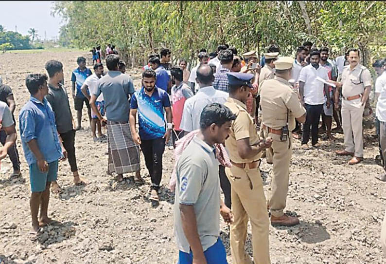 நடுவீரப்பட்டு அருகே, குளம் ஆக்கிரமிப்பை அகற்ற திரண்டு சென்ற கிராம மக்கள் - போலீசார் தடுத்து நிறுத்தியதால் பரபரப்பு