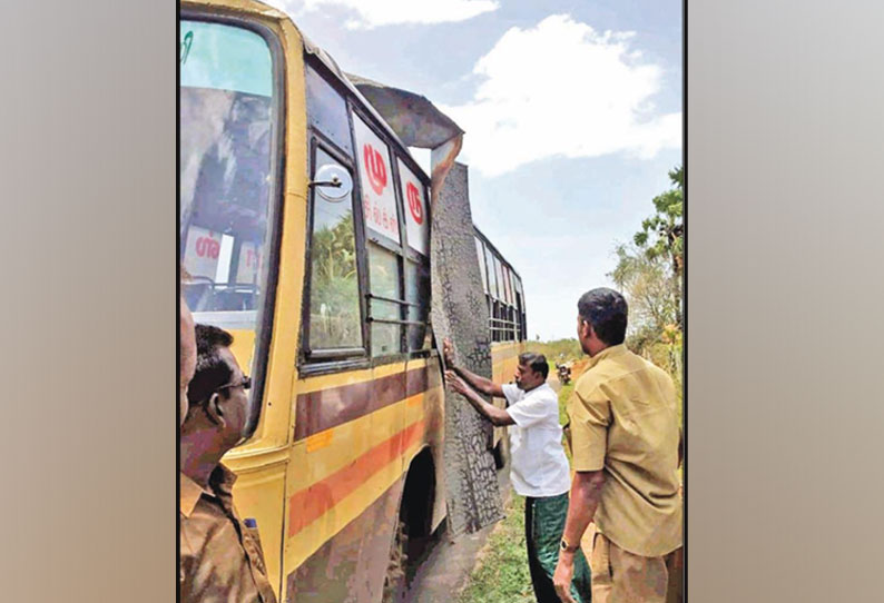 சுரண்டை அருகே சூறைக்காற்று: அரசு பஸ்சின் மேற்கூரை பெயர்ந்ததால் பயணிகள் அதிர்ச்சி