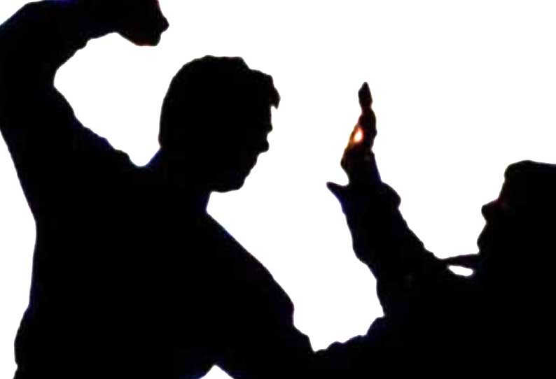 சின்ன வீராம்பட்டினத்தில் ரோந்து சென்ற போலீஸ்காரர் மீது தாக்குதல்; தீயணைப்பு படை வீரருக்கு வலைவீச்சு