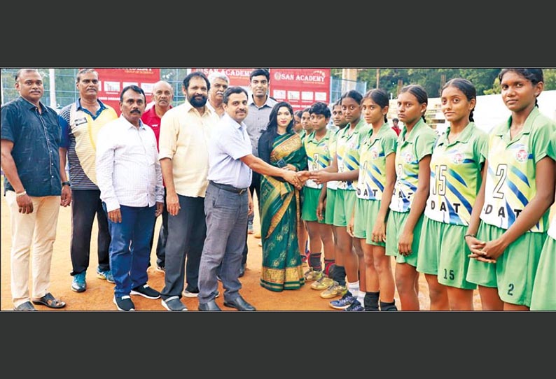 மாவட்ட கைப்பந்து போட்டி: சென்னை பெண்கள் மேல்நிலைப்பள்ளி அணி வெற்றி