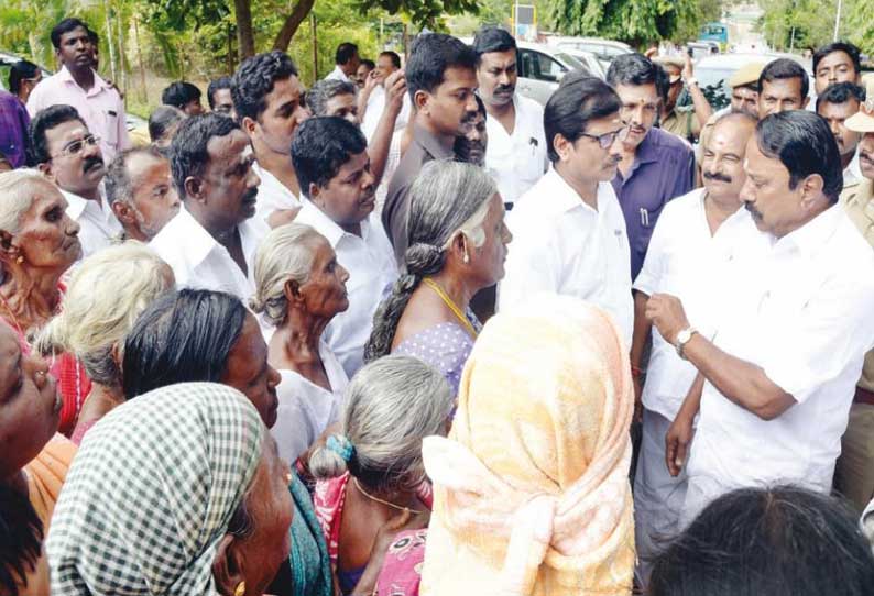 பவானிசாகர் பாலத்தை கட்டித்தரக்கோரி அமைச்சர்களை முற்றுகையிட்டு பெண்கள் கோரிக்கை