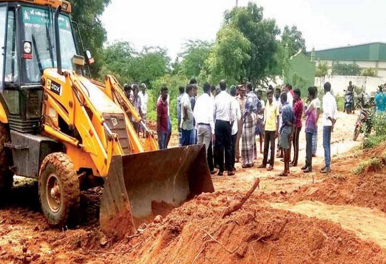 சேவூரில் ஈத்கா மைதானத்தில் மண் எடுக்க முஸ்லிம்கள் எதிர்ப்பு; பொக்லைன் எந்திரம் சிறை பிடிப்பு