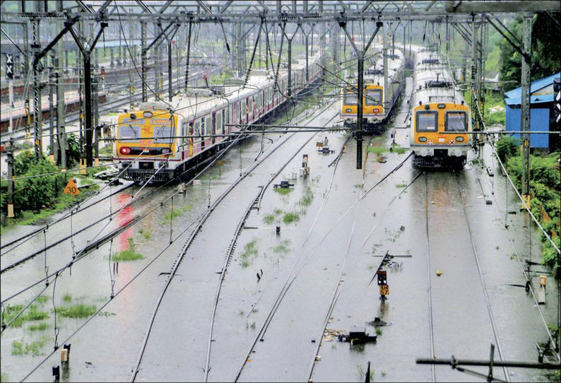 கனமழையால் 2 வாரங்களாக முடங்கிய மும்பை-புனே ரெயில் சேவை மீண்டும் தொடங்கியது