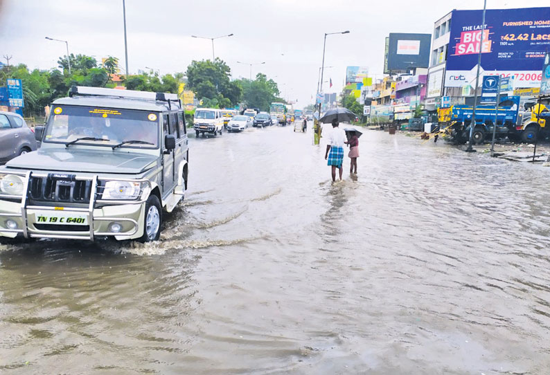 சிங்கப்பெருமாள் கோவிலில் சாலையில் தேங்கும் மழைநீரால் வாகன ஓட்டிகள்  அவதி - வடிகால் வசதி அமைக்க கோரிக்கை