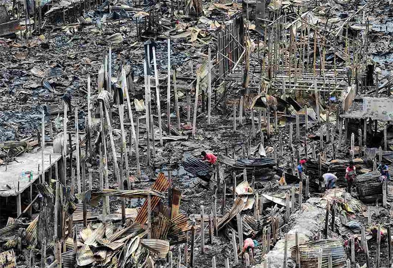 வங்காளதேசத்தில் பயங்கர தீ விபத்து: 15 ஆயிரம் வீடுகள் எரிந்து சாம்பல் - 50 ஆயிரம் பேர் உடைமைகளை இழந்து தவிப்பு 201908190140502256_Biggest-fire-in-Bangladesh-15-thousand-houses-burned-to_SECVPF