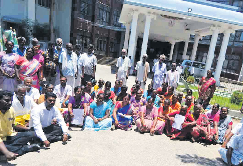 குடிநீர் வினியோகம் செய்யாததை கண்டித்து கலெக்டர் அலுவலகத்தை முற்றுகையிட்டு பொதுமக்கள் தர்ணா