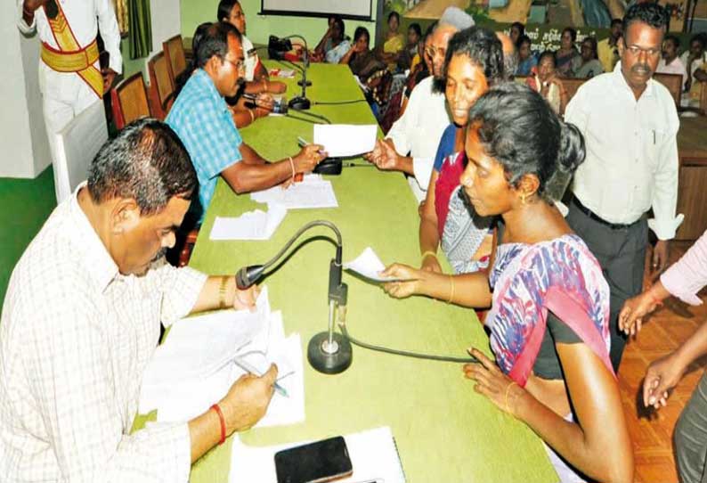 குறைதீர்க்கும் கூட்டத்தில் கிராம மக்கள் குடிநீர் வசதி கேட்டு கலெக்டரிடம் மனு