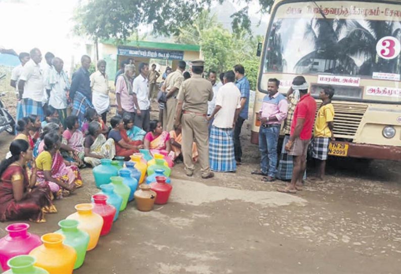 பஸ்சை சிறை பிடித்து காலிக்குடங்களுடன் பொதுமக்கள் சாலை மறியல்