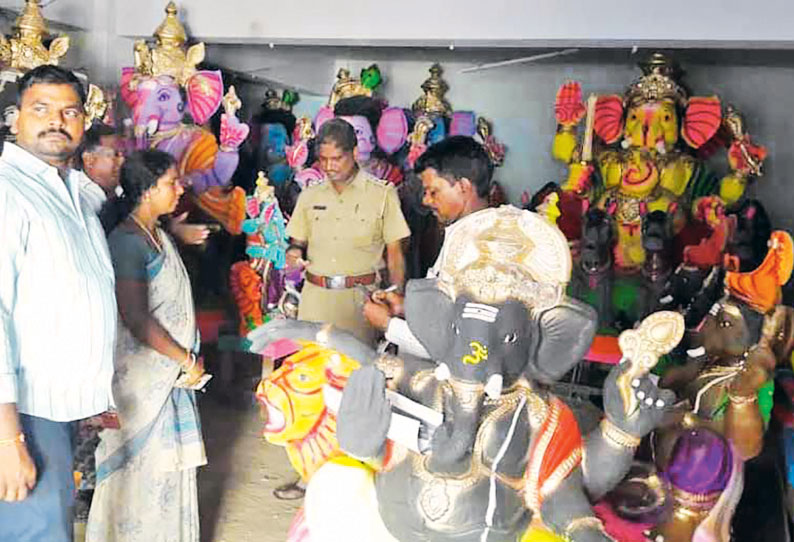 ரசாயனப்பொருட்கள் கலந்து தயாரிக்கப்படுகிறதா? விநாயகர் சிலைகள் விற்கப்படும் கடைகளில் அதிகாரிகள் ஆய்வு