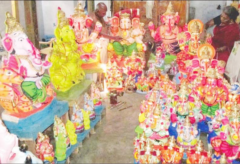 வேலாயுதம்பாளையத்தில் விநாயகர் சிலைகளை ஆர்வமாக வாங்கி செல்லும் பொதுமக்கள்