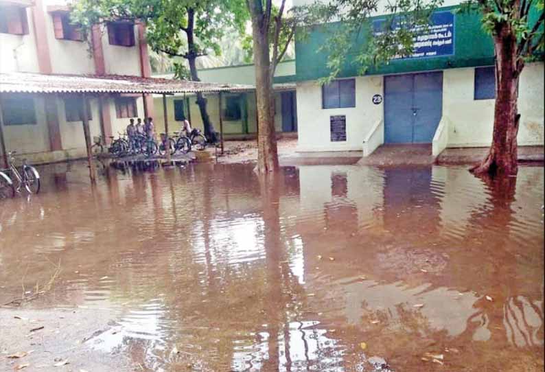 ஆம்பூரில் பள்ளிகளில் தேங்கி நிற்கும் மழைநீர் - மாணவர்கள் அவதி