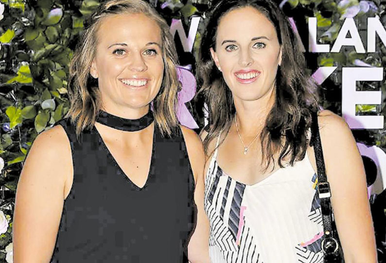 சக வீராங்கனையை திருமணம் செய்தநியூசிலாந்து பெண்கள் அணியின் கேப்டன் கர்ப்பம்உலக கோப்பை கிரிக்கெட்டில் ஆடமாட்டார் 201908210206301286_Married-to-a-fellow-heroCaptain-of-New-Zealand-womens_SECVPF