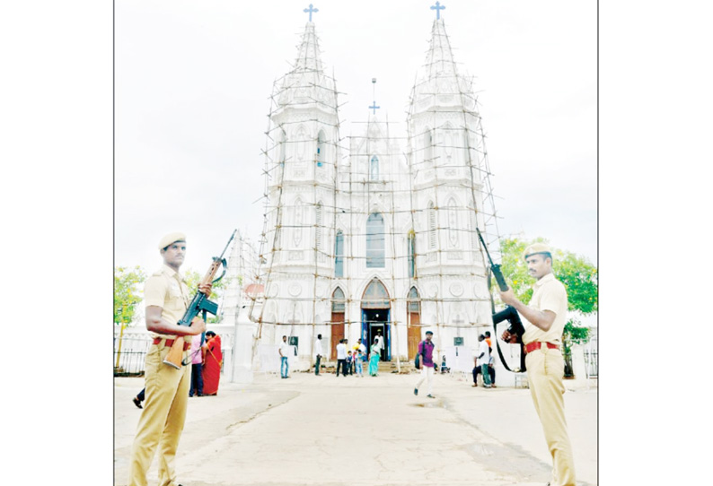 ஆண்டு திருவிழாவை முன்னிட்டு வேளாங்கண்ணி மாதா பேராலயத்தில் துப்பாக்கி ஏந்திய போலீசார் பாதுகாப்பு