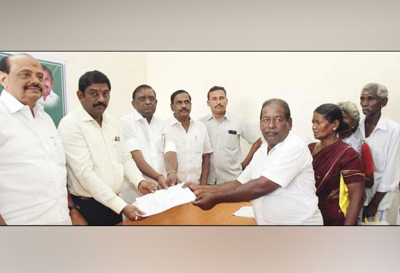 ஈரோடு மாவட்டத்தில் முதல்-அமைச்சரின் சிறப்பு குறைதீர்க்கும் முகாம்: கலெக்டர் தொடங்கி வைத்தார்