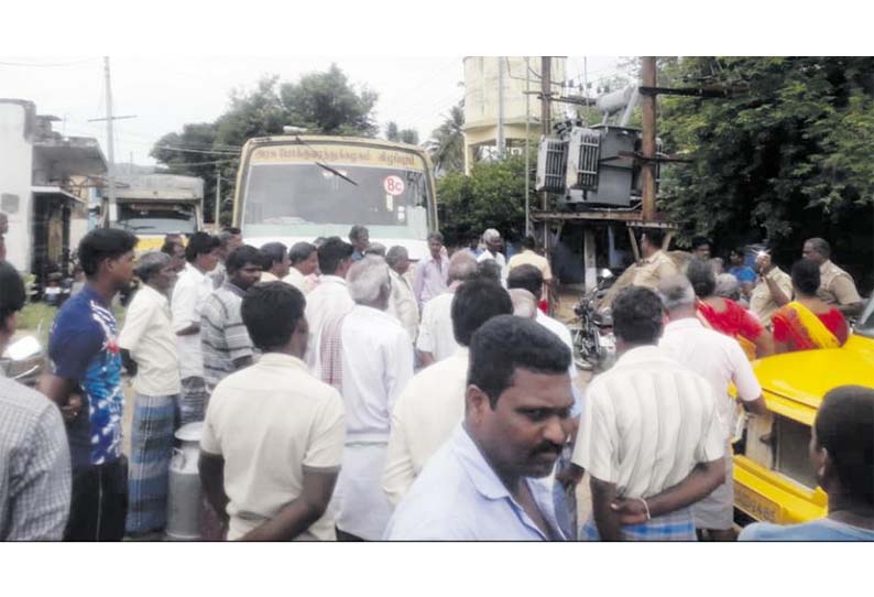 ஊசூர் அருகே சாலையை சீரமைக்கக்கோரி அரசு பஸ்சை சிறைபிடித்து பொதுமக்கள் போராட்டம்