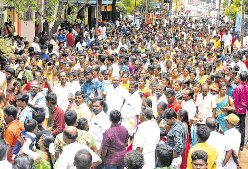 திசையன்விளை சுடலை ஆண்டவர் கோவில் கொடை விழாவில் மஞ்சள் பெட்டி ஊர்வலம் திரளான பக்தர்கள் பங்கேற்பு