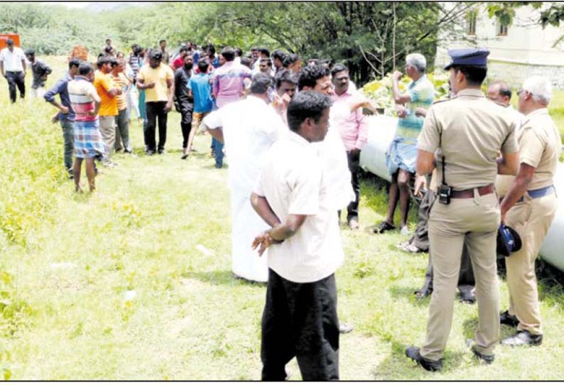 காட்பாடி குடியிருப்பு பகுதியில், செல்போன் டவர் அமைக்க பொதுமக்கள் எதிர்ப்பு