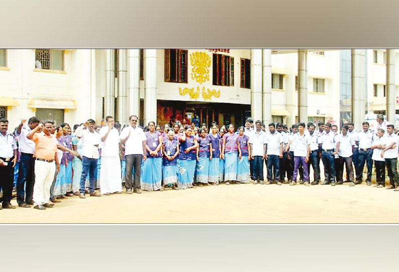 அரசு மருத்துவக்கல்லூரி மருத்துவமனை ஒப்பந்த ஊழியர்கள் ஆர்ப்பாட்டம் - குறைந்தபட்ச ஊதியம் ரூ.18 ஆயிரம் வழங்க வலியுறுத்தல்