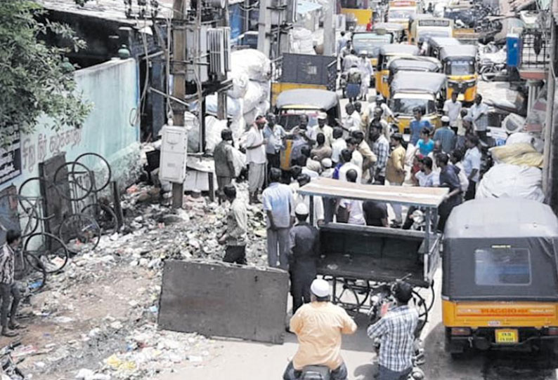 வேலூர் சைதாப்பேட்டையில் சாலையோர குப்பைகளை அகற்றக்கோரி பொதுமக்கள் சாலை மறியல்