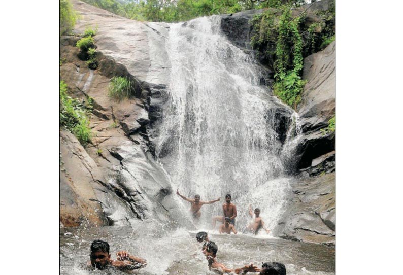 ஏற்காட்டில் தொடர் மழை : மலைப்பாதையில் திடீரென்று தோன்றிய அருவிகள்