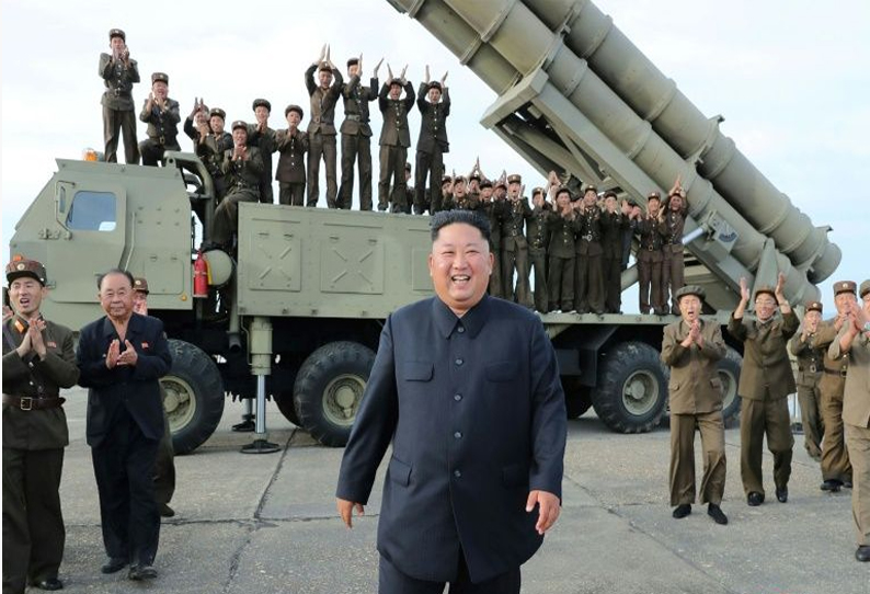 வடகொரிய தலைவர் முன்னிலையில் நடந்த மிக பெரிய ஏவுகணை லாஞ்சர் பரிசோதனை 201908250737488537_N-Koreas-Kim-oversaw-test-of-multiple-rocket-launcher_SECVPF