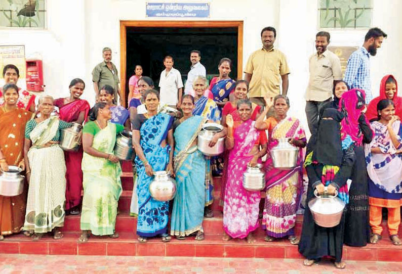 குடிநீர் தட்டுப்பாட்டை போக்கக்கோரி வட்டார வளர்ச்சி அலுவலகத்தை காலி குடங்களுடன் பெண்கள் முற்றுகை