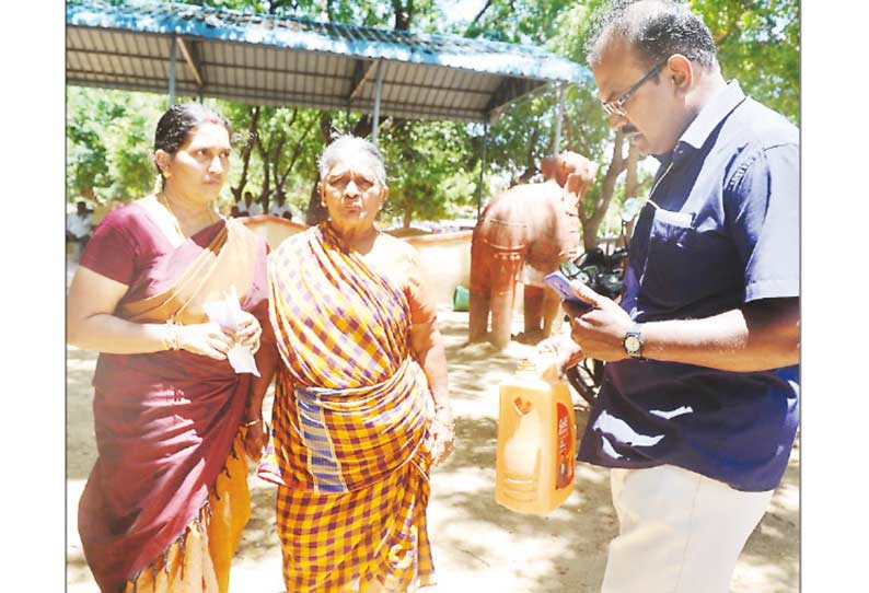 சொத்து பத்திரங்களை மீட்டுத்தர வலியுறுத்தி கலெக்டர் அலுவலகத்துக்கு மண்எண்ணெய் கேனுடன் வந்த மூதாட்டியால் பரபரப்பு