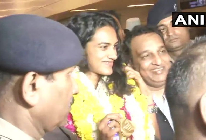 Proud To Be An Indian": World Champion PV Sindhu After Arrival In India || நாடு  திரும்பிய பிவி சிந்துவுக்கு உற்சாக வரவேற்பு
