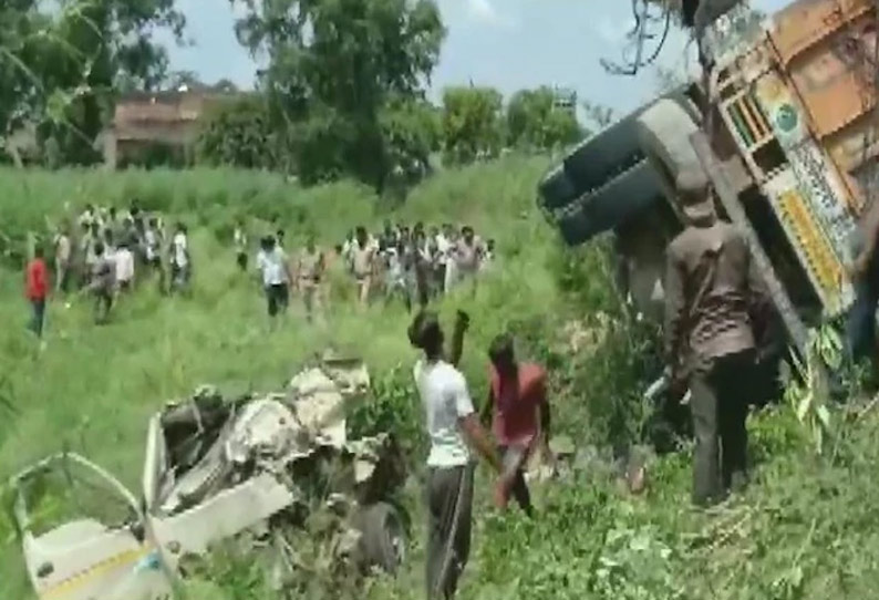 உத்தரபிரதேசத்தில் வேன், டெம்போ மீது டிரக் மோதி பயங்கர விபத்து: 16 பேர் உயிரிழப்பு